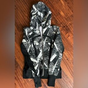 Lulu scuba hoodie. Size 8 | black & white painter pattern